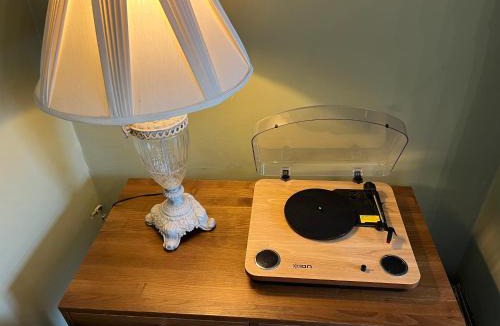 Idle House | Honeybee Cottage, with a log fire & a hot tub.