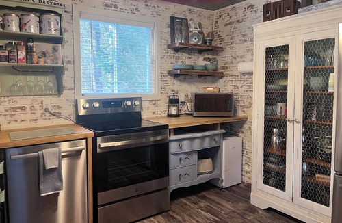 Edwardsburgh/Cardinal House | Honeybee Haven - Escape to a Serene Spring Retreat! Dog Friendly, Free Parking.