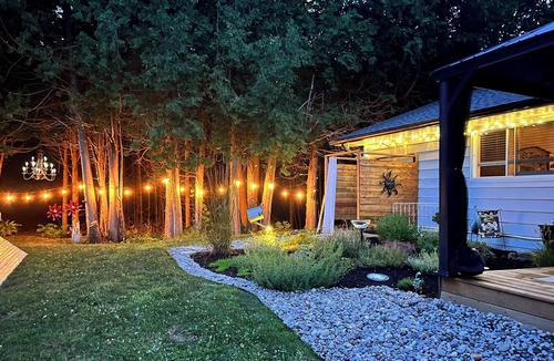 Edwardsburgh/Cardinal House | Honeybee Haven - Escape to a Serene Spring Retreat! Dog Friendly, Free Parking.