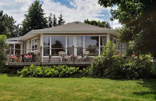 Corran Ban Cottage | Honeycomb Cottage - bright, airy and spacious sanctuary with water view!