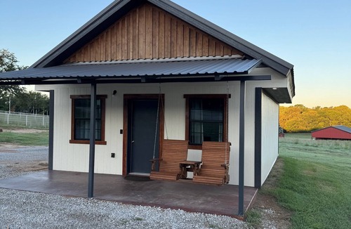 Weatherford Cabin | Honeymoon/Staycation Cabin