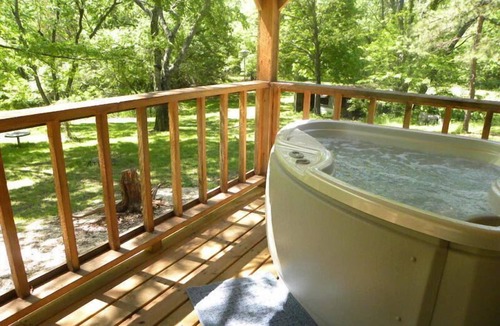 Tia Juana Cabin | Honeymoon Studio Cabin, with Hot Tub in Disney Ok
