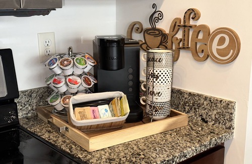 Downtown Memphis Apartment | Honeymoon, The City of Music, king s Bed, B street