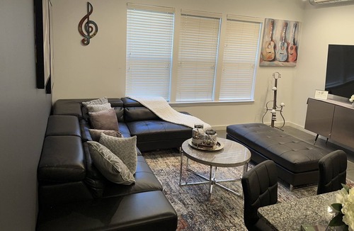 Downtown Memphis Apartment | Honeymoon, The City of Music, king s Bed, B street