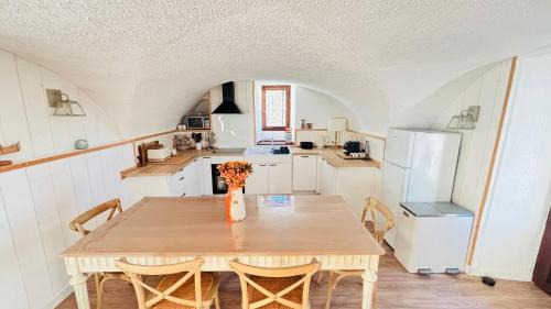 Sampzon House | HoneyMoonRock