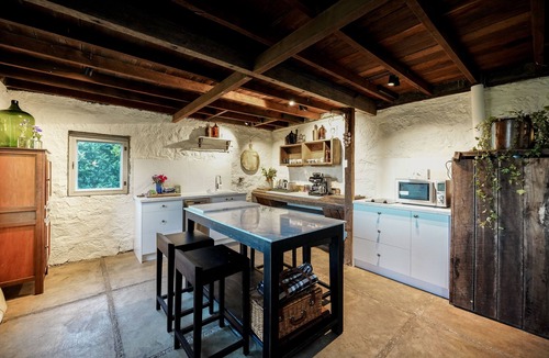 Kyneton Bed & Breakfast | Honeysuckle Barn & Garden