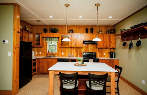 Commerce Apartment | Honeysuckle Hideaway