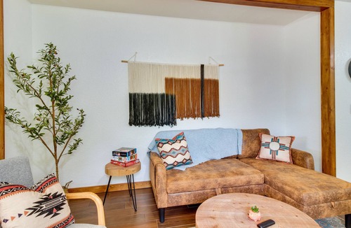 Eminence Cottage | ‘Honeysuckle Hill Cottage’ Near Downtown Eminence!