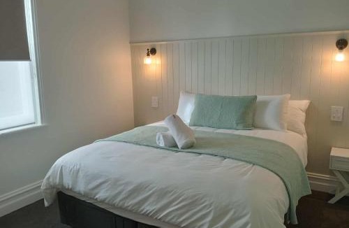 Violet Town House | Honeysuckle Inn - Violet Town