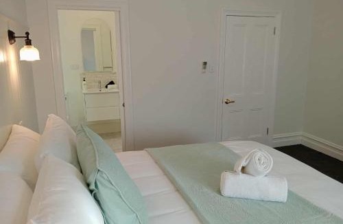 Violet Town House | Honeysuckle Inn - Violet Town