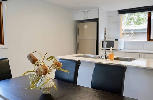 Ironbark House | Honeysuckle St Cottage. Central Location. Sleeps 8