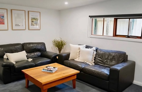 Ironbark House | Honeysuckle St Cottage. Central Location. Sleeps 8