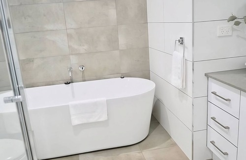 Ironbark House | Honeysuckle St Cottage. Central Location. Sleeps 8