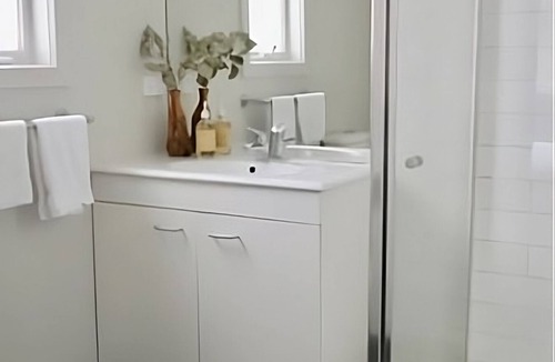 Ironbark House | Honeysuckle St Cottage. Central Location. Sleeps 8