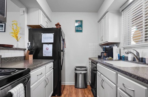North Capitol Condo | Honky Tonk Haven 750–River View–Sleeps 4