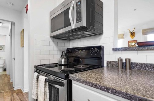 North Capitol Condo | Honky Tonk Haven 750–River View–Sleeps 4