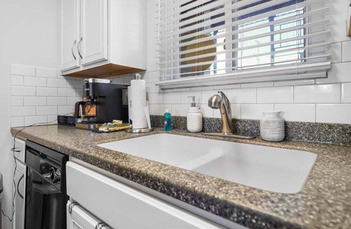North Capitol Condo | Honky Tonk Haven 750–River View–Sleeps 4