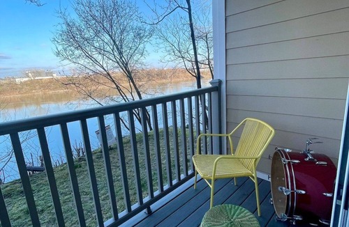 North Capitol Condo | Honky Tonk Haven 750–River View–Sleeps 4