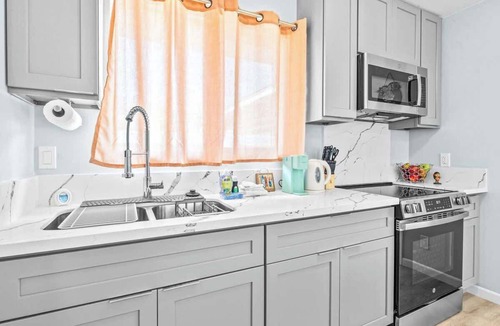 McCully - Moiliili House | Honolulu Central 1 Bd 1 Ba