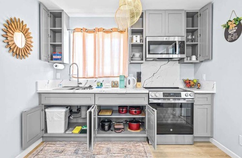 McCully - Moiliili House | Honolulu Central 1 Bd 1 Ba