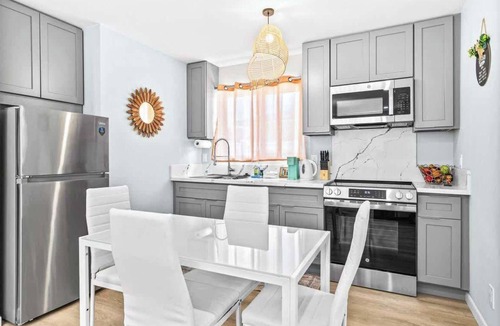 McCully - Moiliili House | Honolulu Central 1 Bd 1 Ba