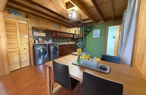 Clermont House | Hook's Cabin- Lake & Pool near Disney A-frame
