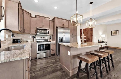 Hollister House | Hooked on Branson Cove - Pool Hot Tub Fireplace