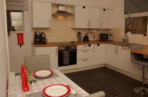 Leigh House | Hope Haven - Stylish SA, Sleeps 5