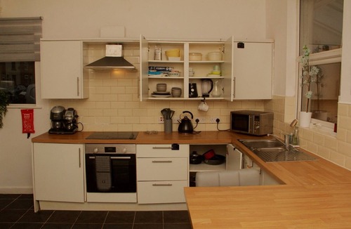 Leigh House | Hope Haven - Stylish SA, Sleeps 5