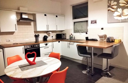 Leigh House | Hope Haven - Stylish SA, Sleeps 5