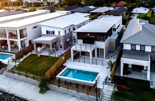 Gold Coast House | Hope Island Luxury Oasis 5BR Waterfront Escape