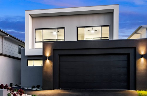 Gold Coast House | Hope Island Luxury Oasis 5BR Waterfront Escape