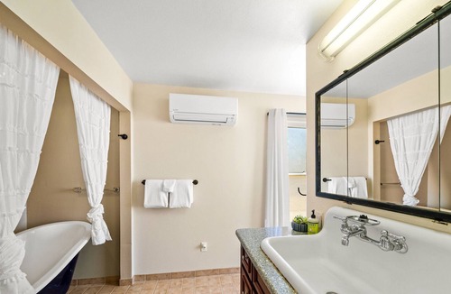 Harper House | Hopf Haus Kitchen 2/1.5 Cottage | Full Commercial Kitchen | Wheel Chair Accessible