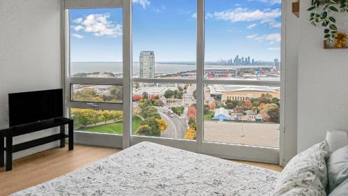 Fort York Apartment | Horizon Luxury CN Residence - lakeside - GYM Pool Hot Tub