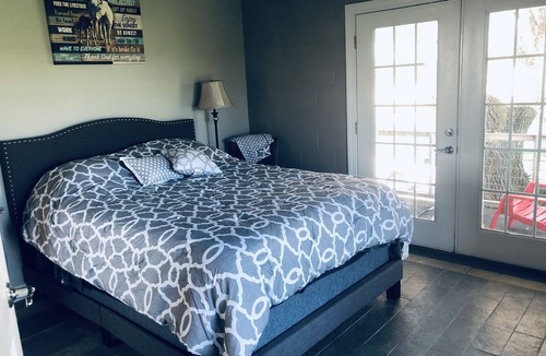 Bryant Bed & Breakfast | Horse stable 10 minutes North of Le Claire, Iowa