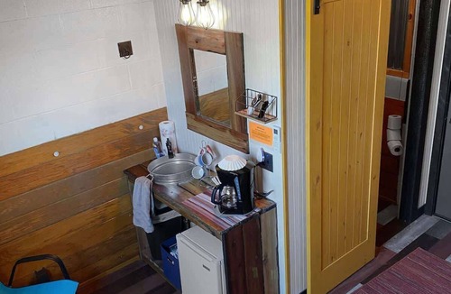 Lebanon Hostel | Horse Stall Suite 11 Blackzahag w Breakfast!