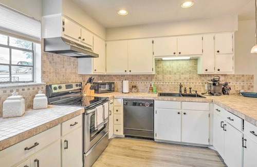 Horseshoe Bay House | Horseshoe Bay Townhome w/Patio & Outdoor Pool!