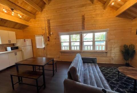 Seguin House | Horseshoe Lake Beachside Cottage