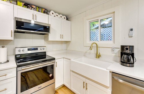 South Byron House | Horseshoe Lake Vacation Rental w/Deck & Kayaks!