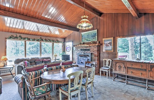 Rainbow Valley Cabin | 'Horseshoe Lodge' Divide Cabin w/ Furnished Deck!