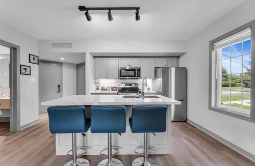 Oro-Medonte Condo | Horseshoe Valley Resort ,KING Bd 55”Tv Spa Skiing