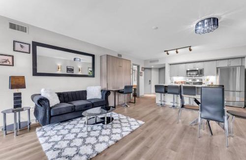 Oro-Medonte House | Horseshoe Valley ski resort Jacuzzi and King Bed