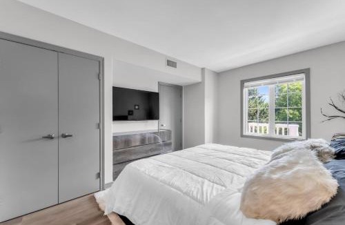 Oro-Medonte House | Horseshoe Valley ski resort Jacuzzi and King Bed