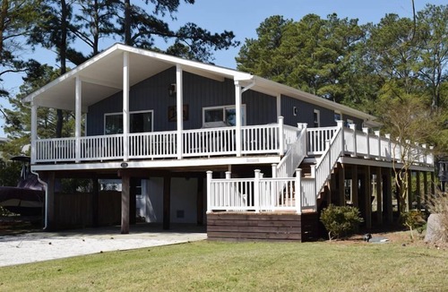 Deep Hole House | Horsin' Around