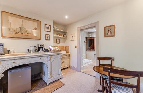 Brixham House | HORTUS HOUSE - Regency style apartment with attached parking