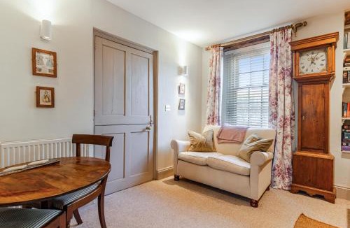 Brixham House | HORTUS HOUSE - Regency style apartment with attached parking