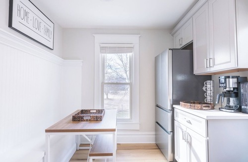 Peoria House | HOSPITAL HAVEN LUXURY LIVING STEPS FROM OSF HOSPITAL WITH PRIVATE PARKING!