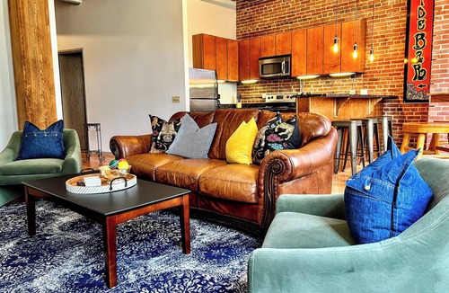 Downtown West Apartment | Host Family & Friends-DWTN STL Loft-Parking