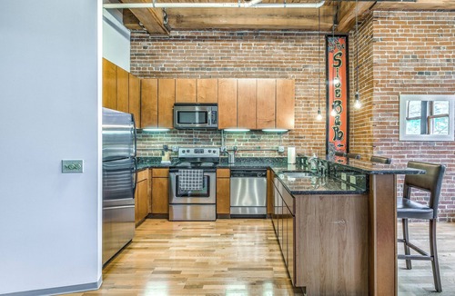 Downtown West Apartment | Host Family & Friends-DWTN STL Loft-Parking