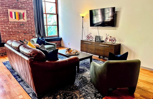 Downtown West Apartment | Host Family & Friends-DWTN STL Loft-Parking